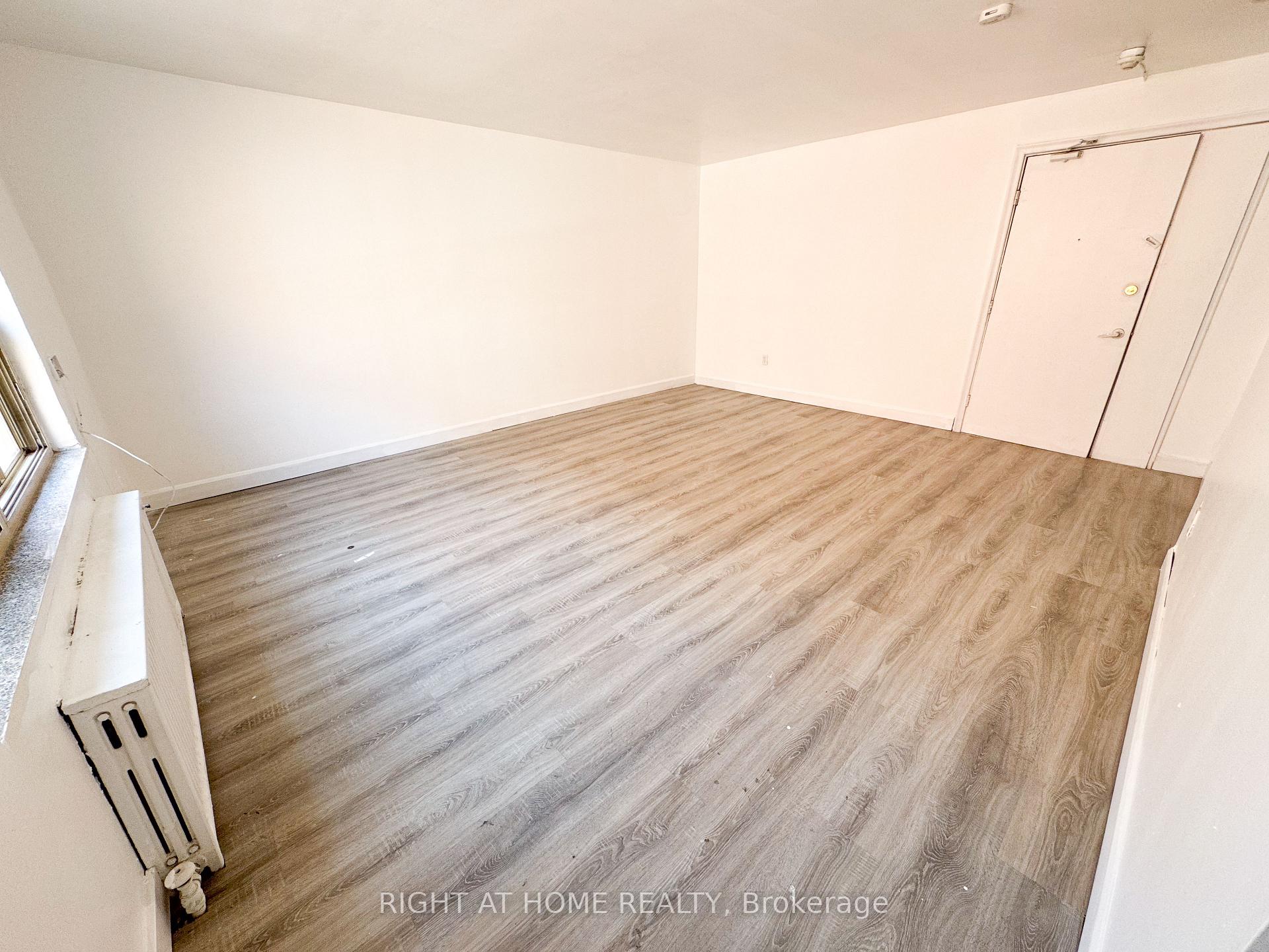 896 Eglinton Avenue E 203, Toronto C11 Unit: 203