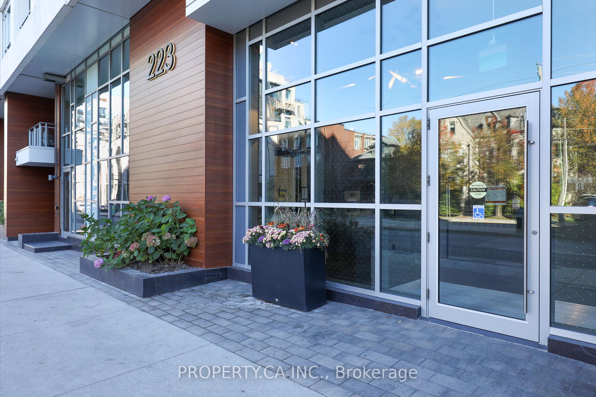 223 St Clair Avenue W 709, Toronto C02 Unit: 709