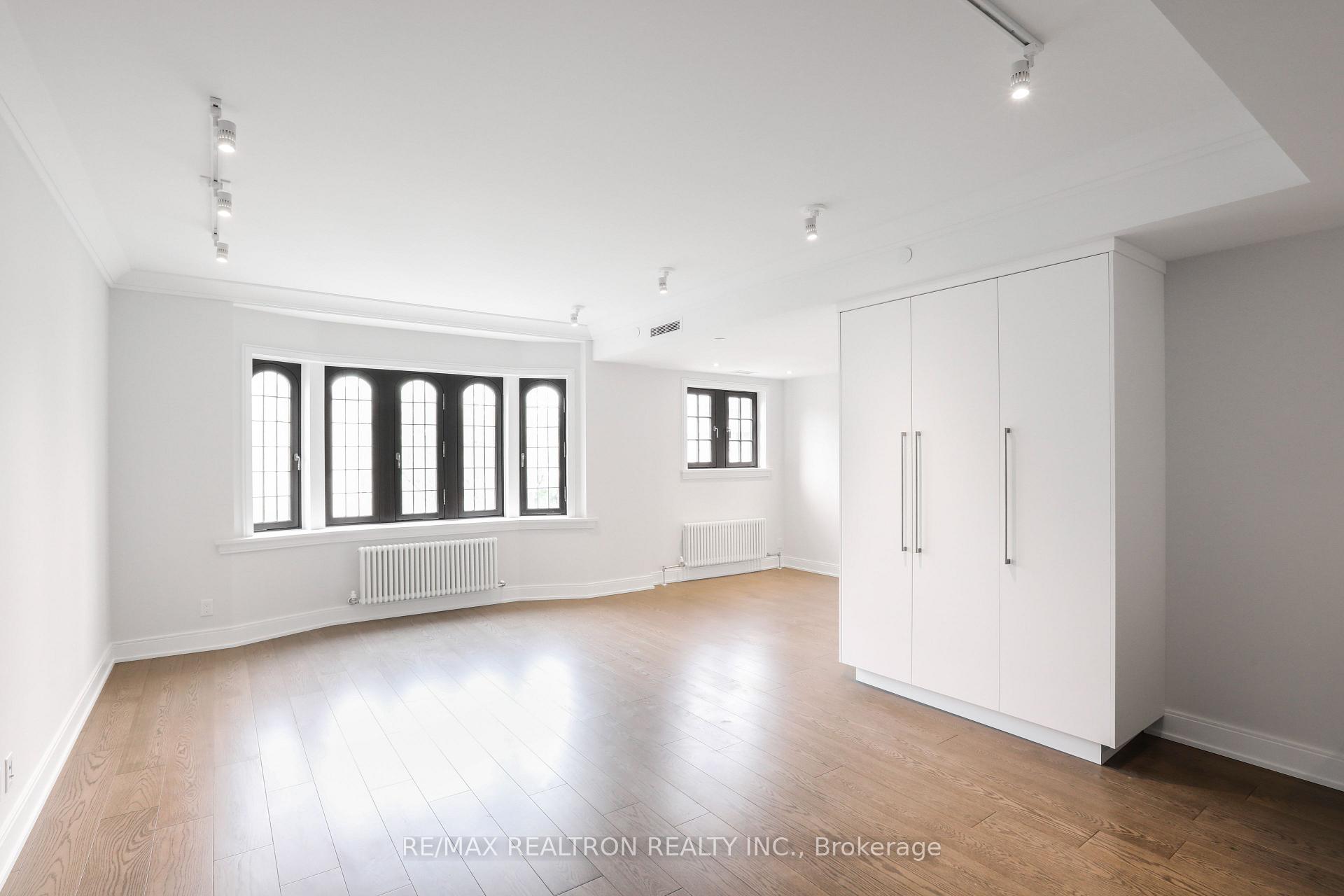 2 Clarendon Avenue 304, Toronto C02 Unit: 304