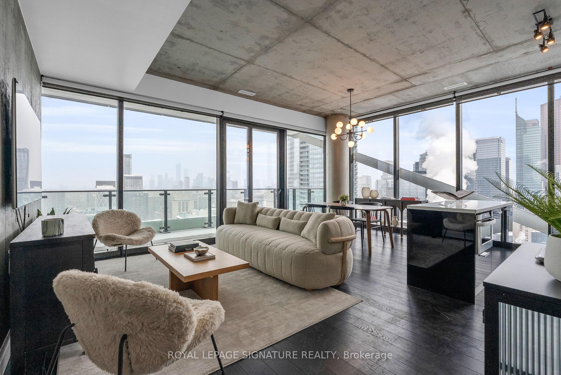 224 King Street W 4002