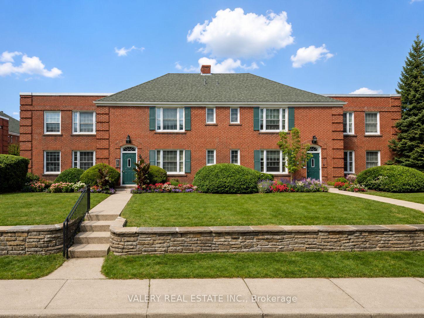 2 Sutherland Drive L24, Toronto, M4G 1G8 Unit: L24