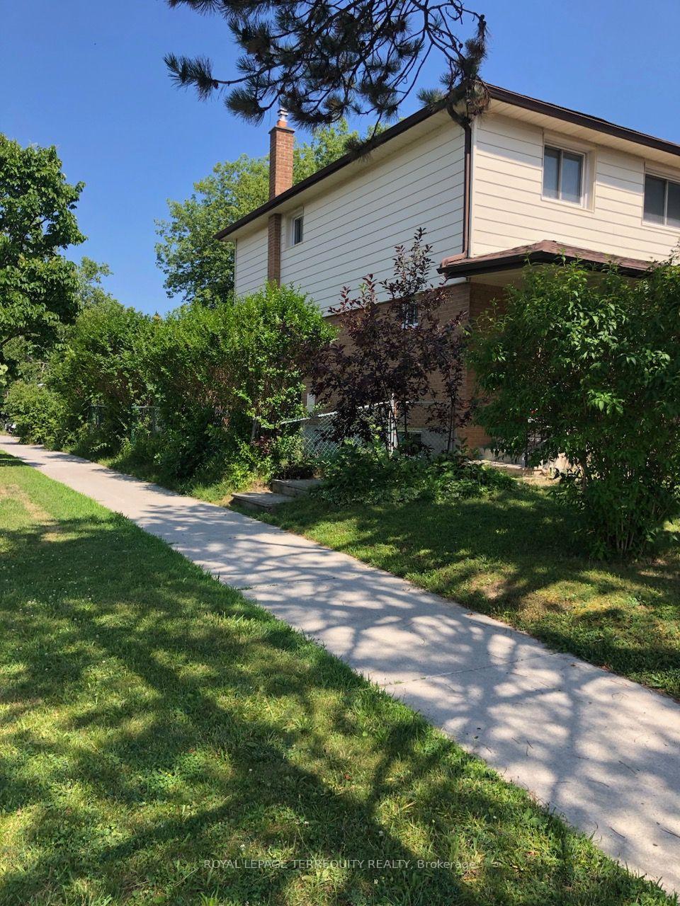 211 Pineway Boulevard, Toronto