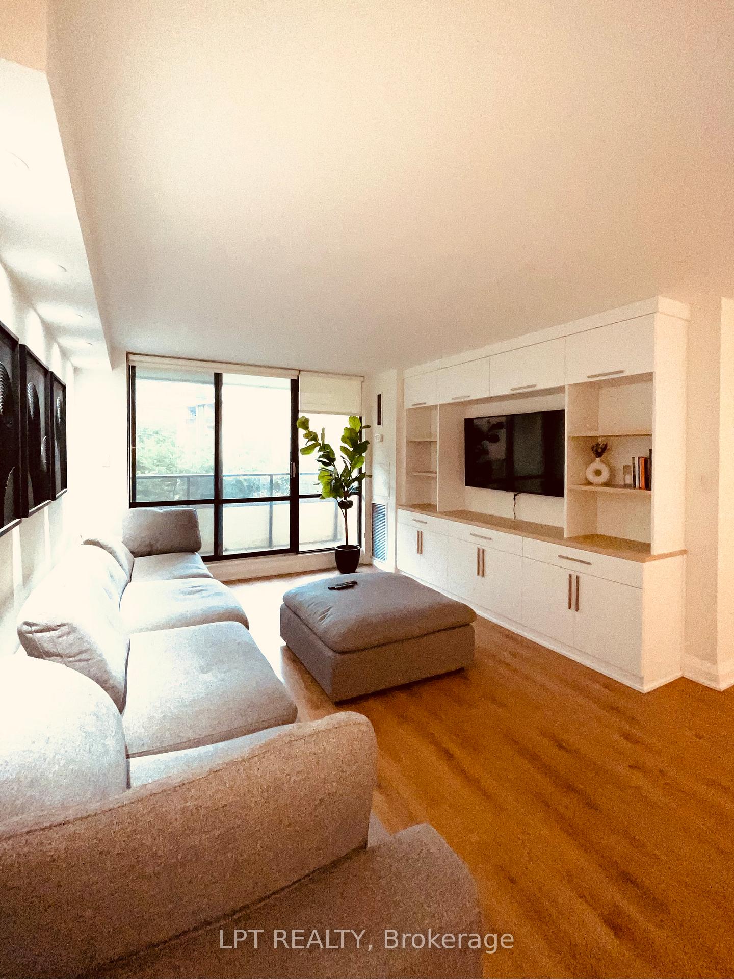22 Shallmar Boulevard 402, Toronto Unit: 402