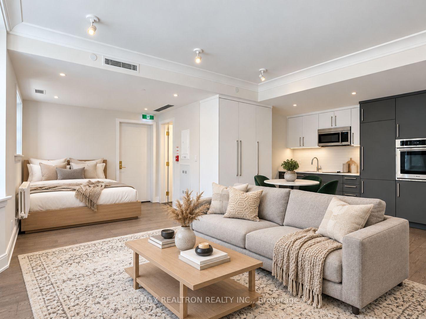 2 Clarendon Avenue 204, Toronto Unit: 204