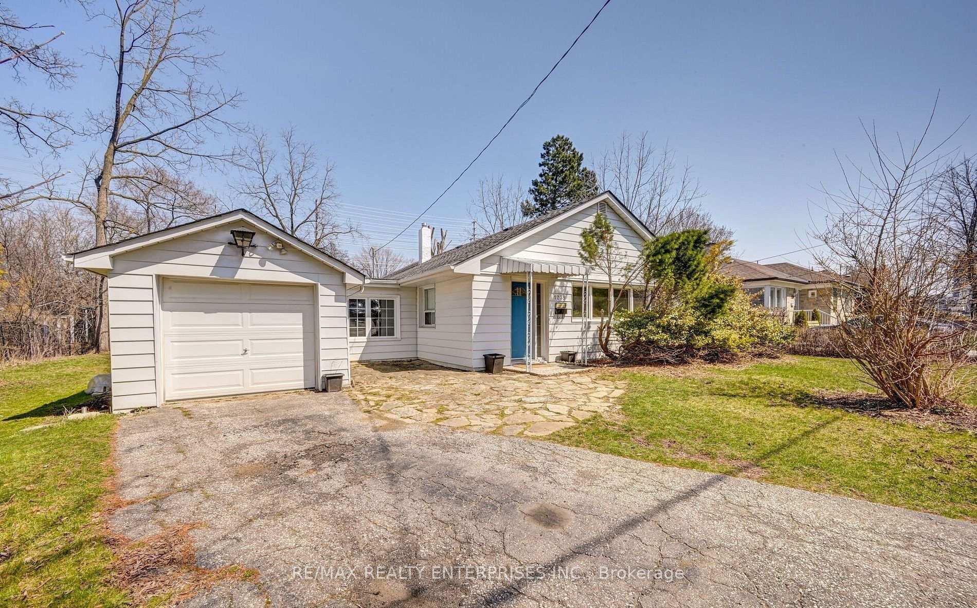 1235 Old River Road