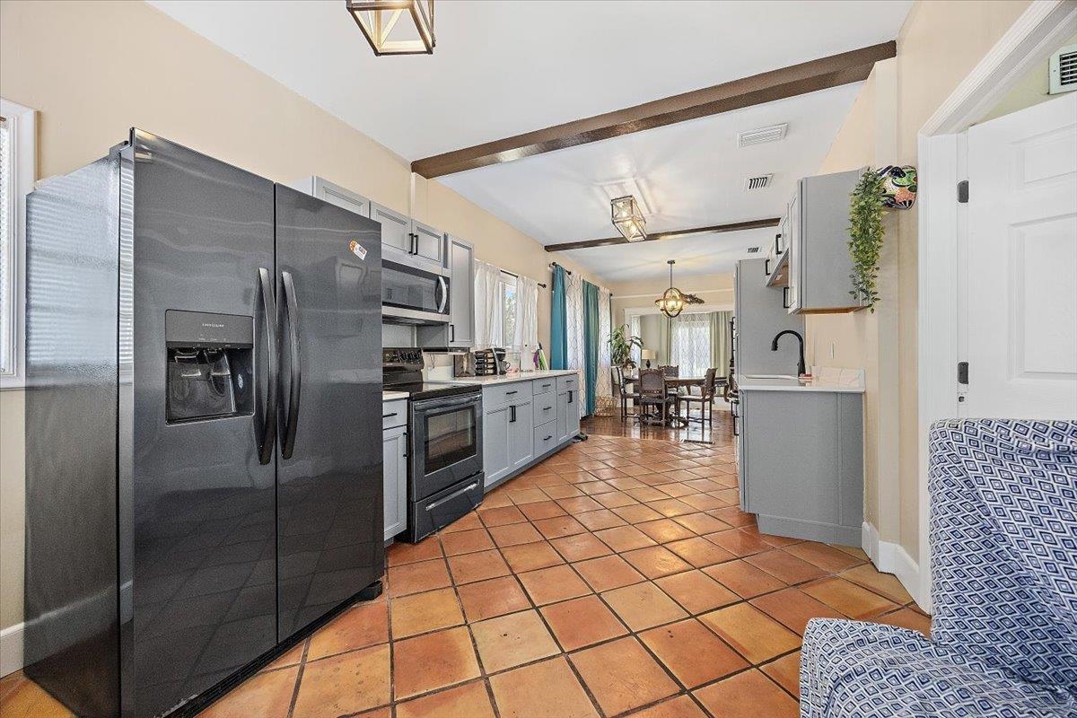6 E San Carlos Ave