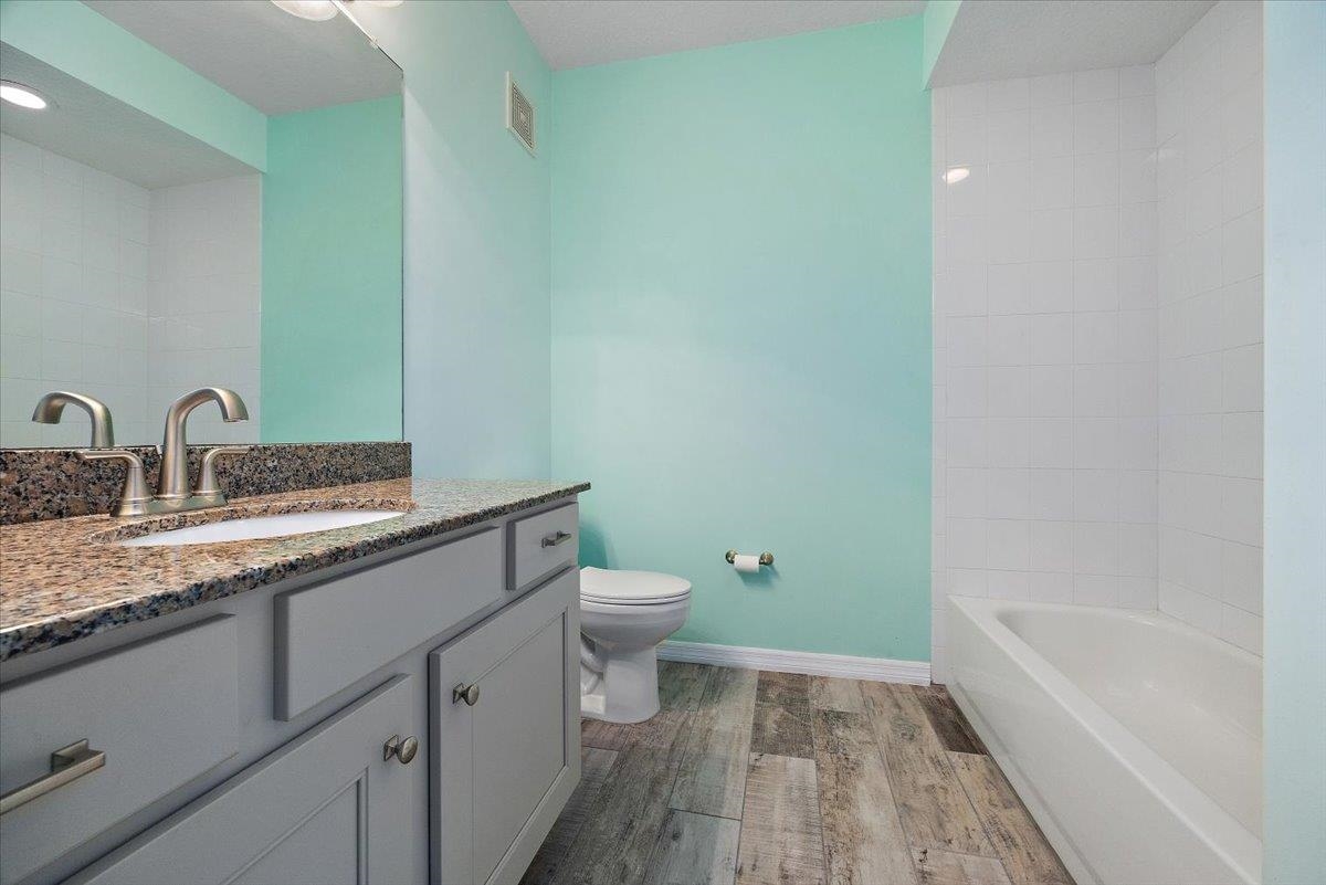 115 E Pine Hollow Trl Unit: 106