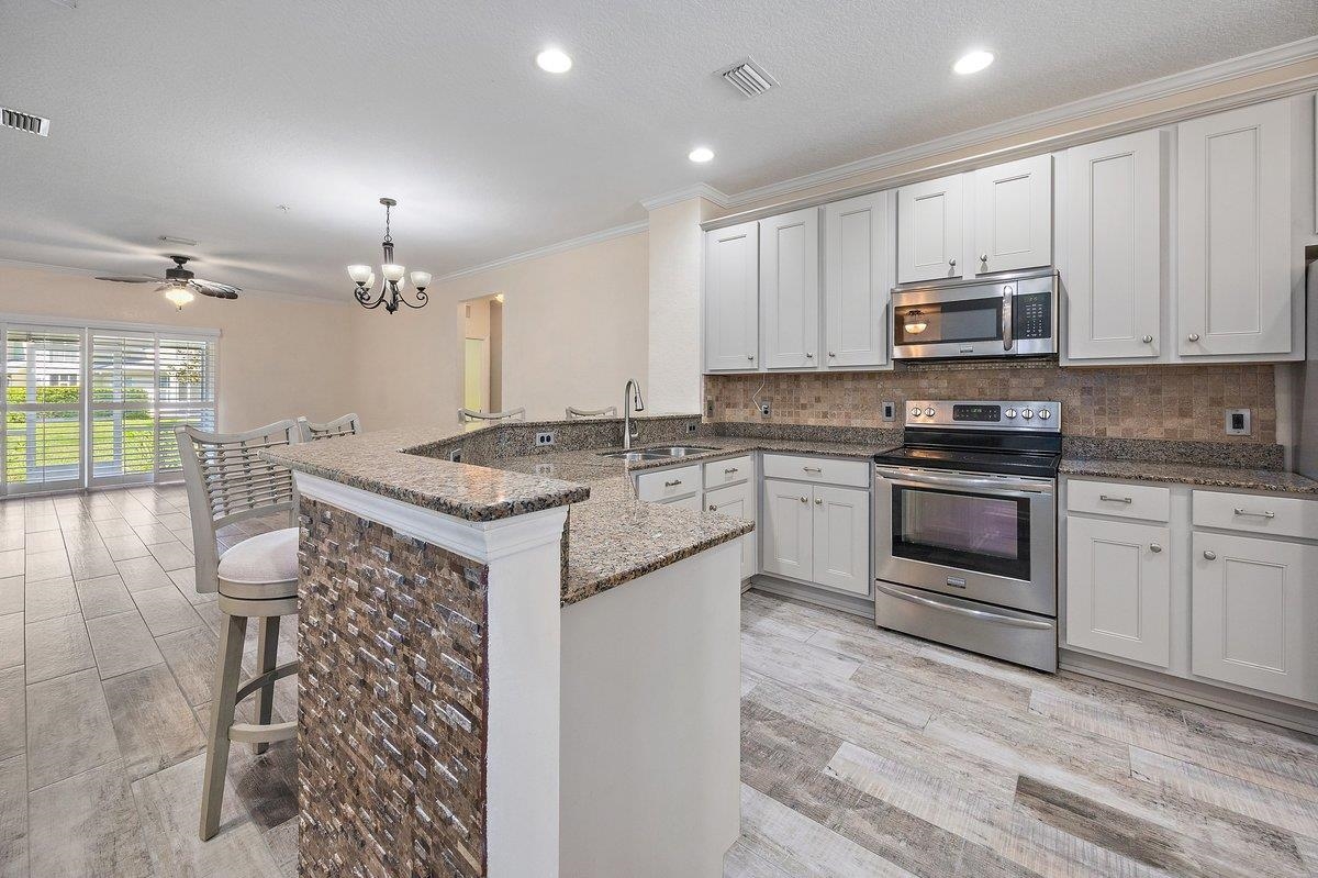 115 E Pine Hollow Trl Unit: 106