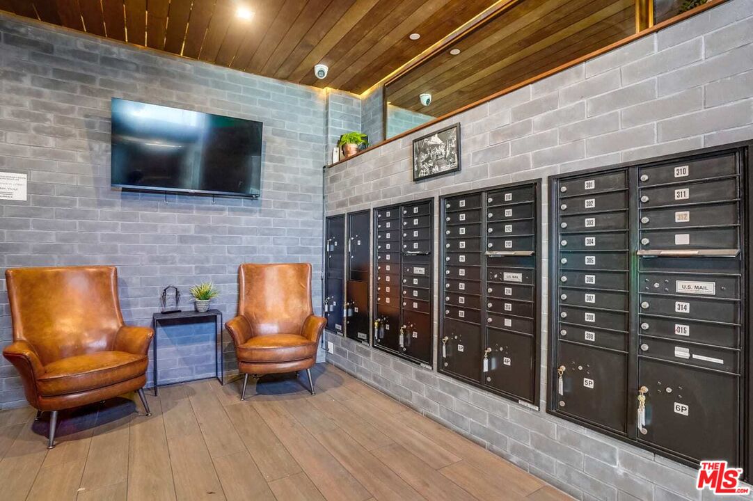 105 S Fairfax Ave Unit: PH303