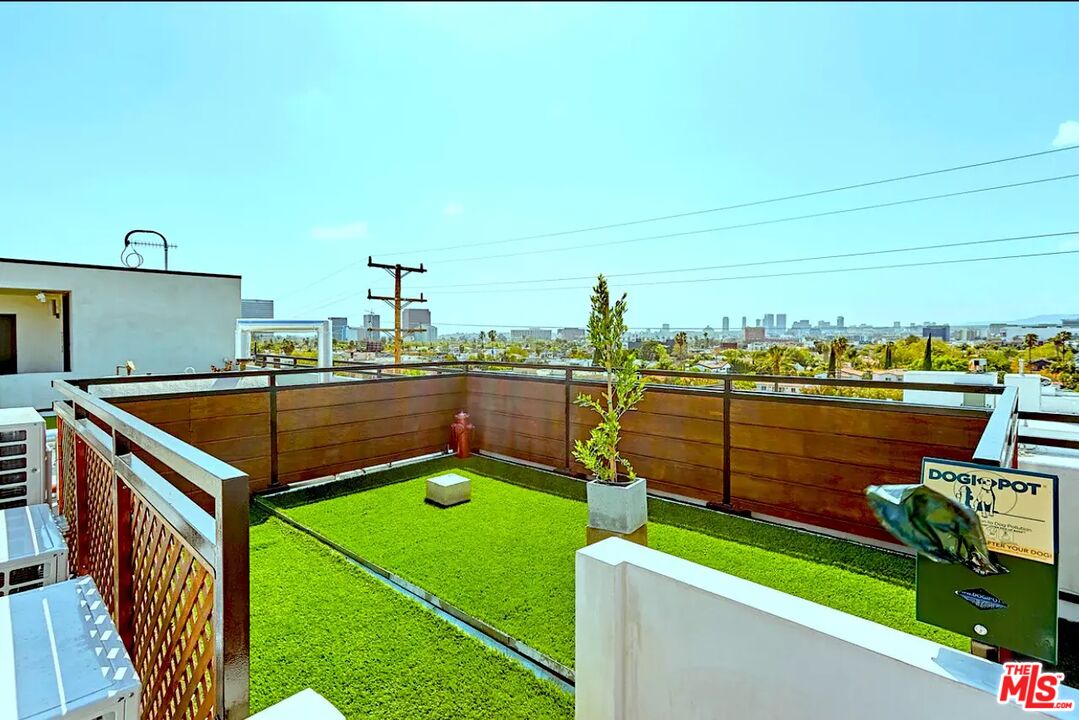 105 S Fairfax Ave Unit: PH303