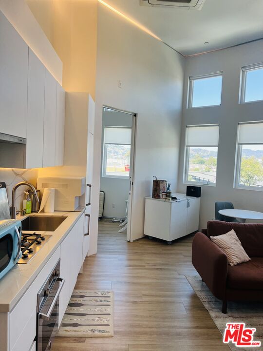 105 S Fairfax Ave Unit: PH303