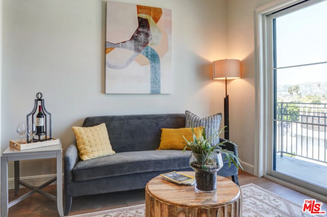 5768 W 3rd St Unit: PH8