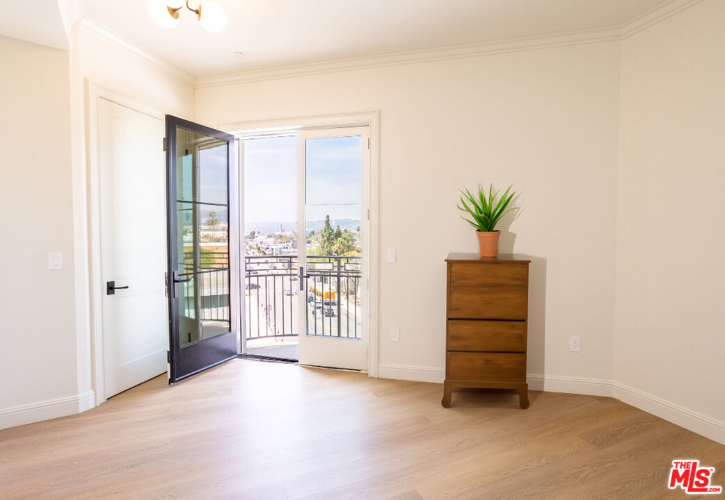 5768 W 3rd St Unit: PH8