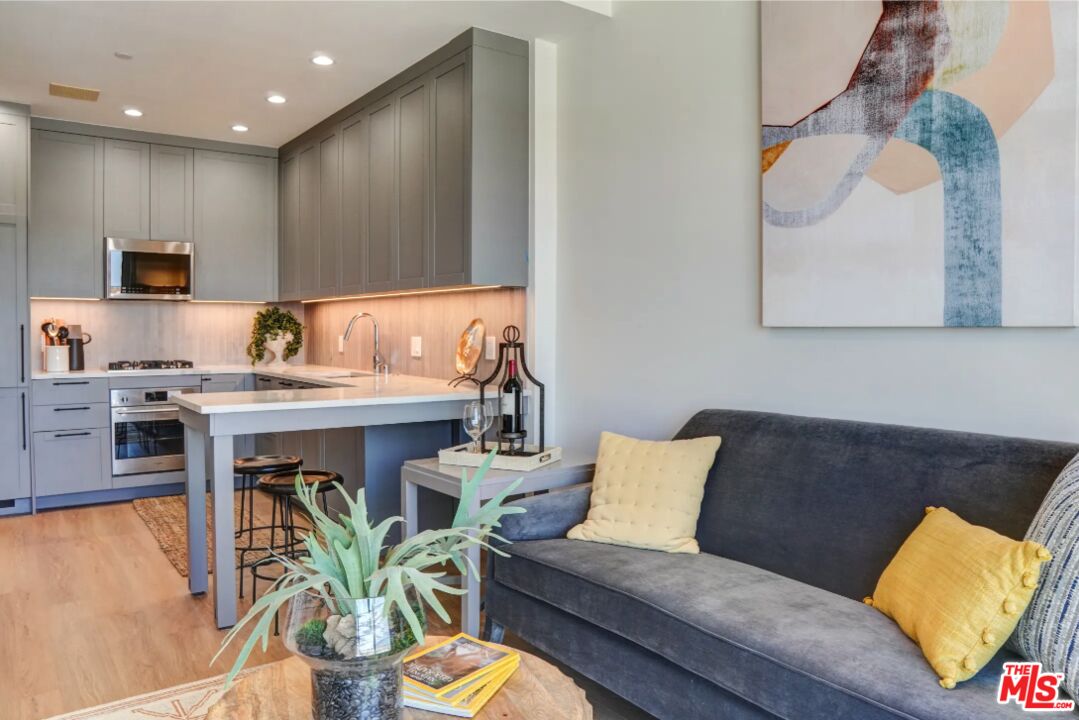 5768 W 3rd St Unit: PH8