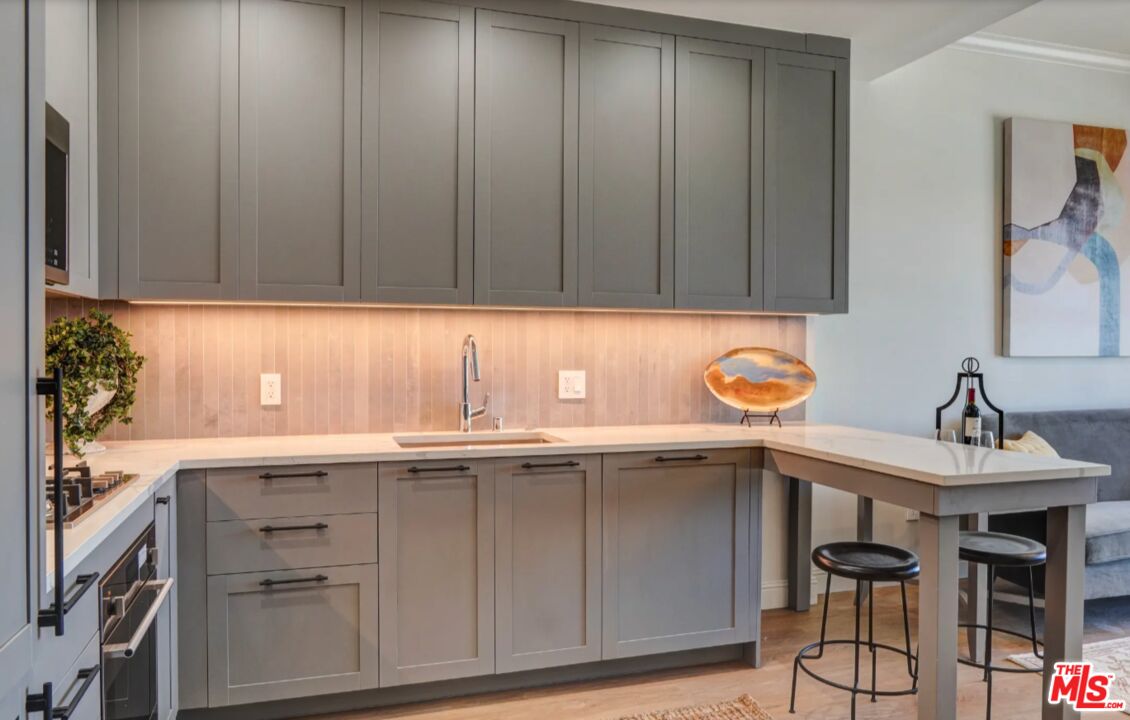 5768 W 3rd St Unit: PH9