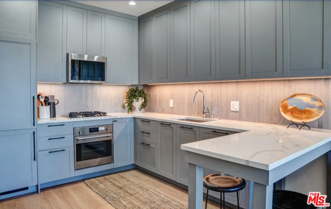5768 W 3rd St Unit: PH9