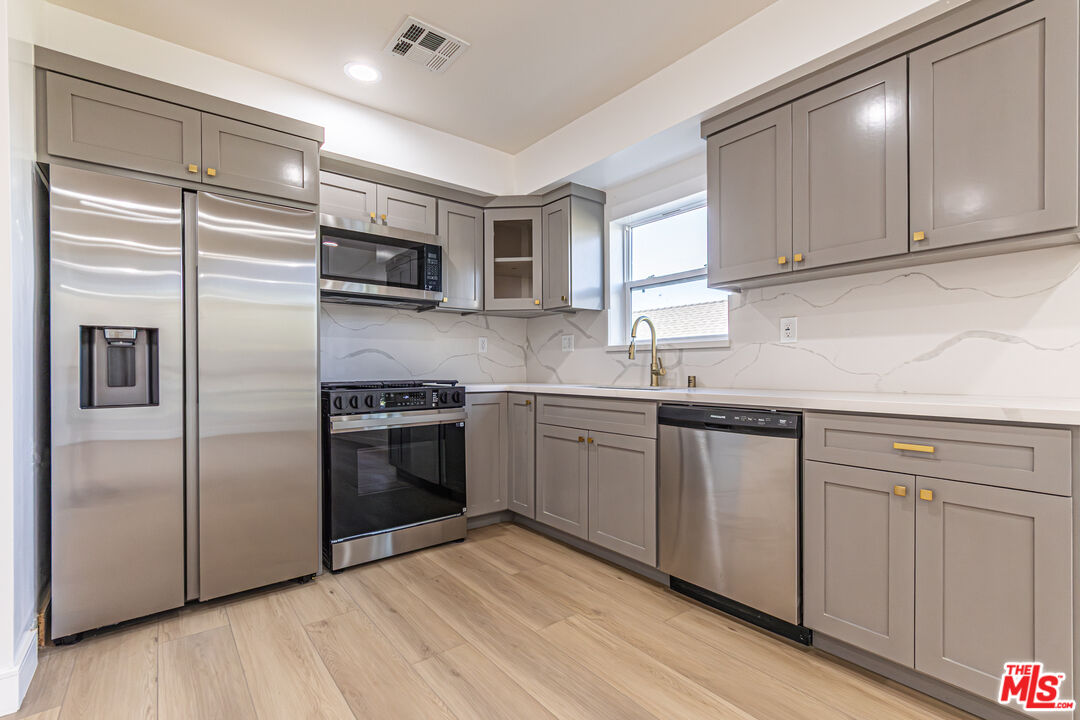 5436 Romaine St Unit: 5436 1/2