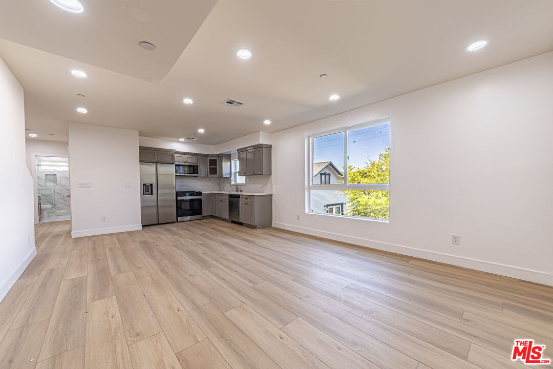 5436 Romaine St Unit: 5436 1/2