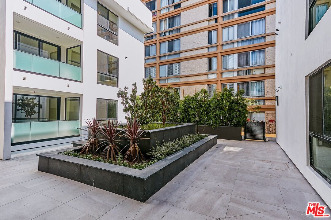 328 N Maple Dr Unit: 306