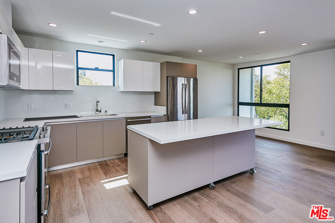 328 N Maple Dr Unit: 206