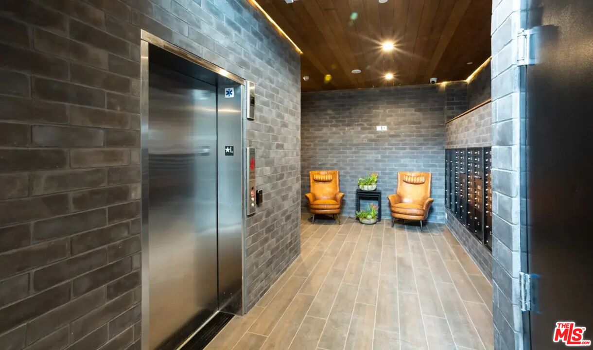 105 S Fairfax Ave Unit: PH308