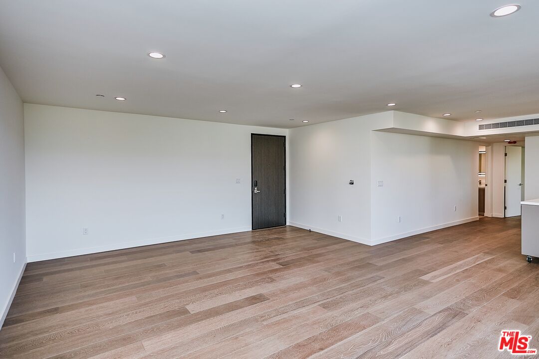 328 N Maple Dr Unit: 302