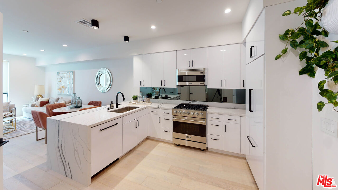 105 S Doheny Dr Unit: 205