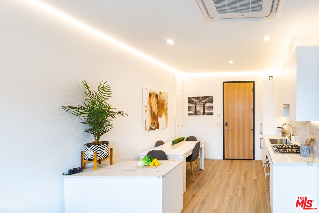 105 S Fairfax Ave Unit: 208