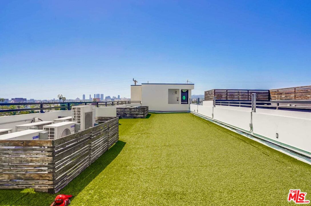 105 S Fairfax Ave Unit: 208