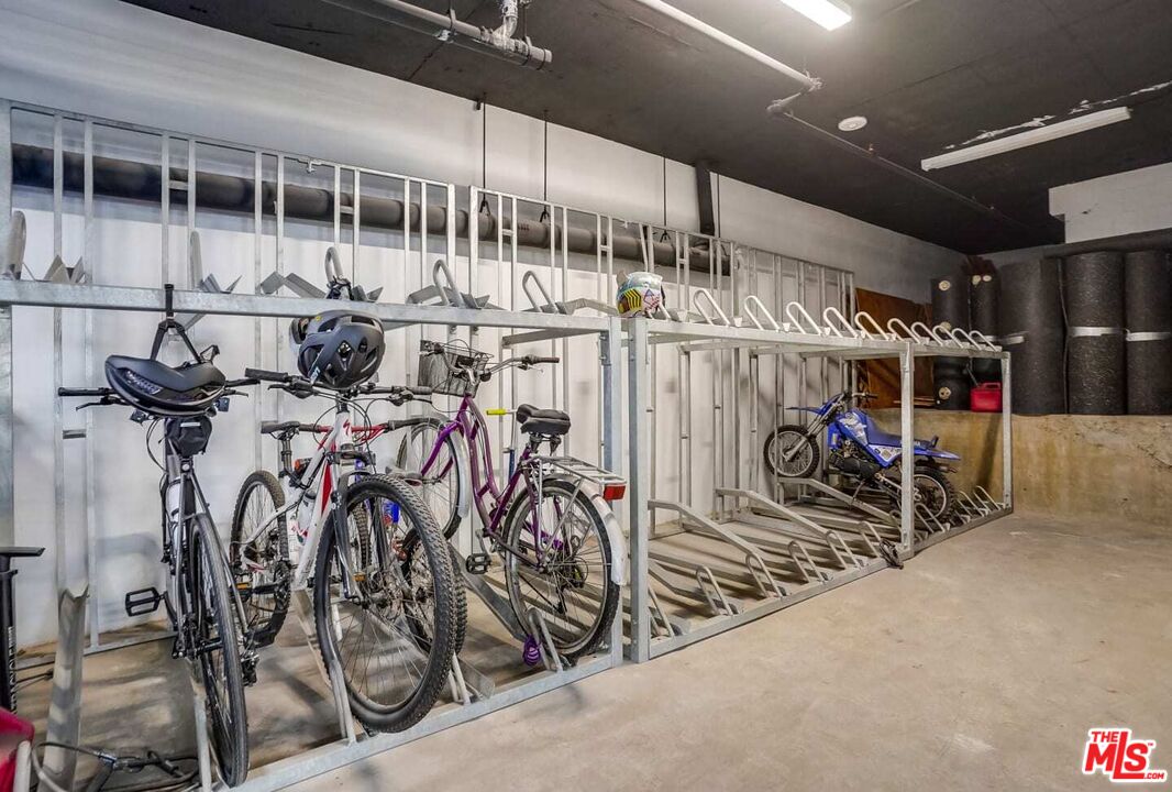 105 S Fairfax Ave Unit: 208