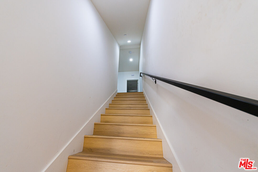 5436 Romaine St Unit: 1/2