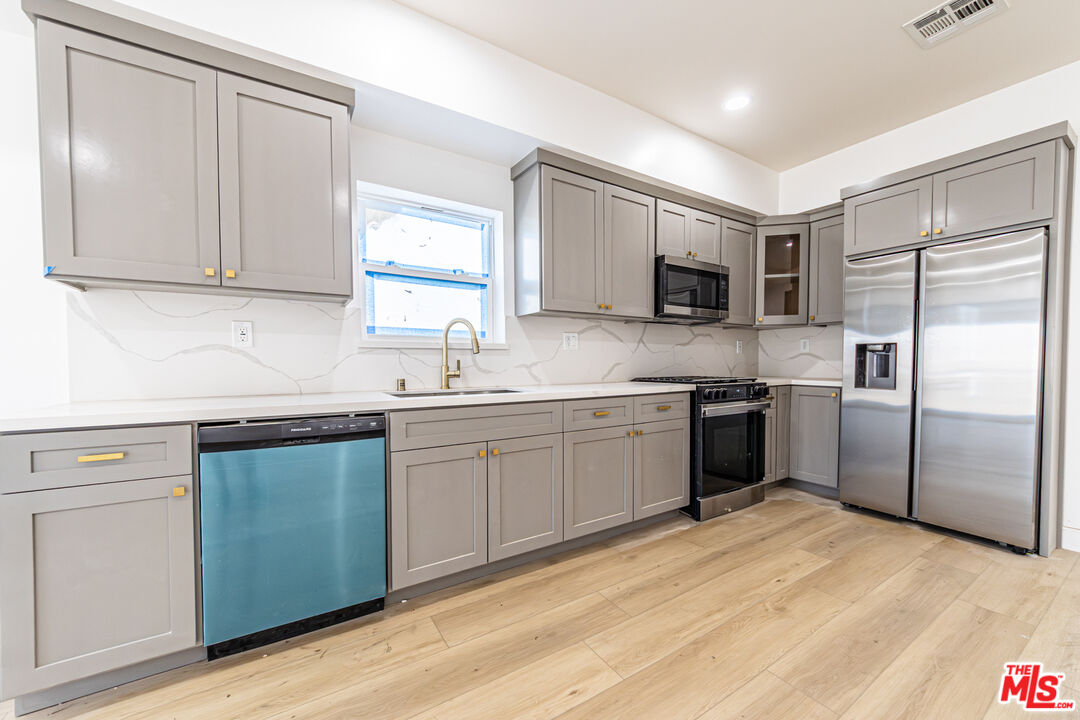 5436 Romaine St Unit: 1/2