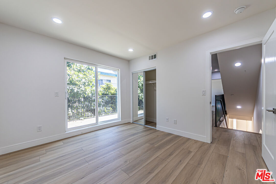 5436 Romaine St Unit: 1/2