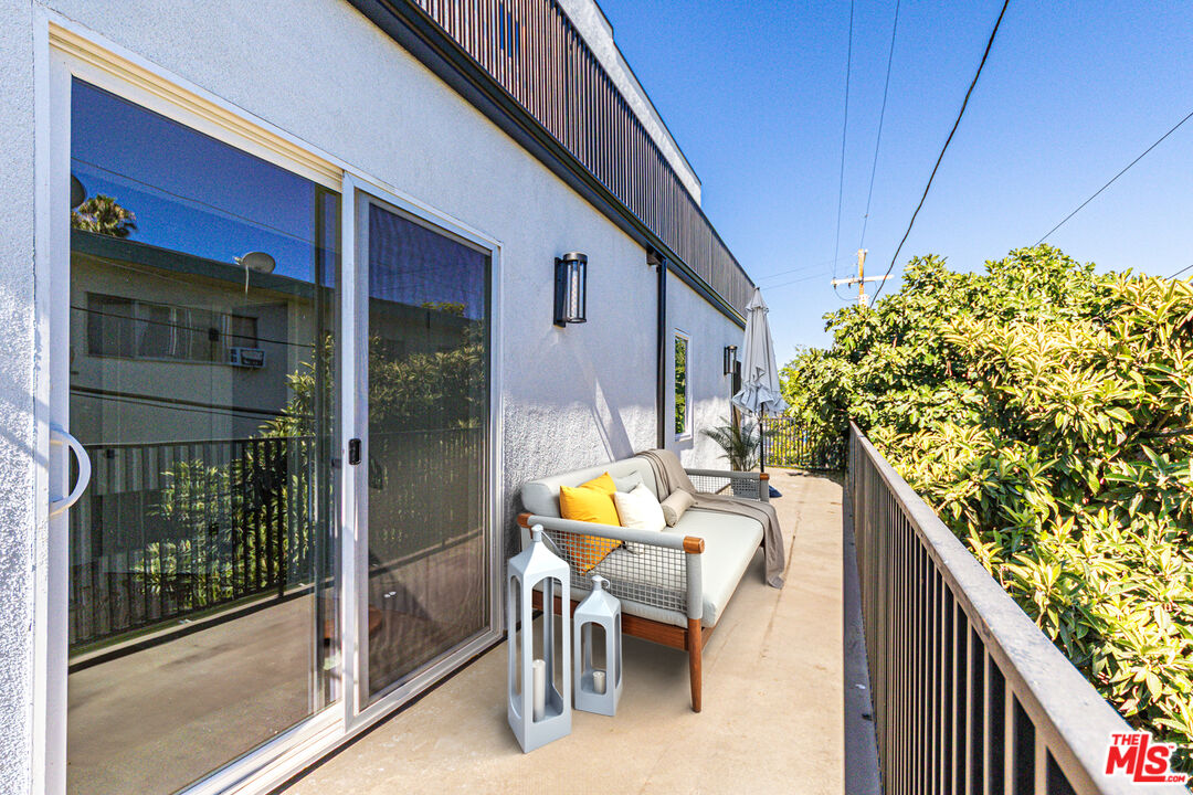 5436 Romaine St Unit: 1/2