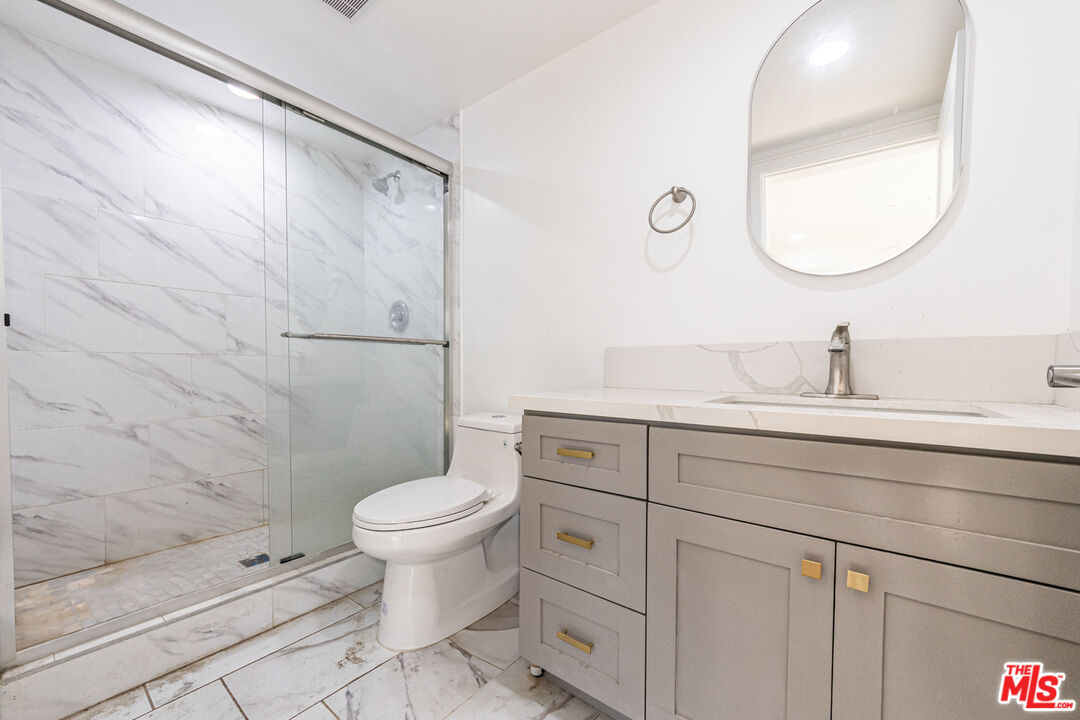 5436 Romaine St Unit: 1/2