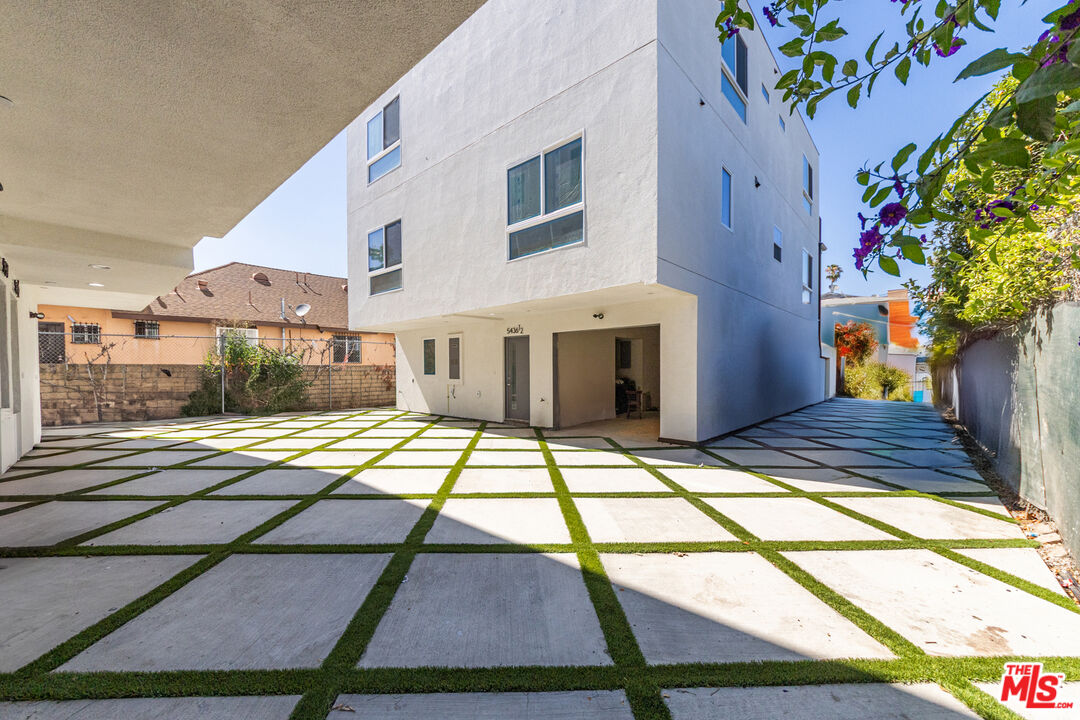 5436 Romaine St Unit: 1/2