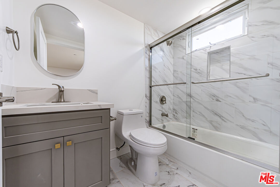 5436 Romaine St Unit: 1/2