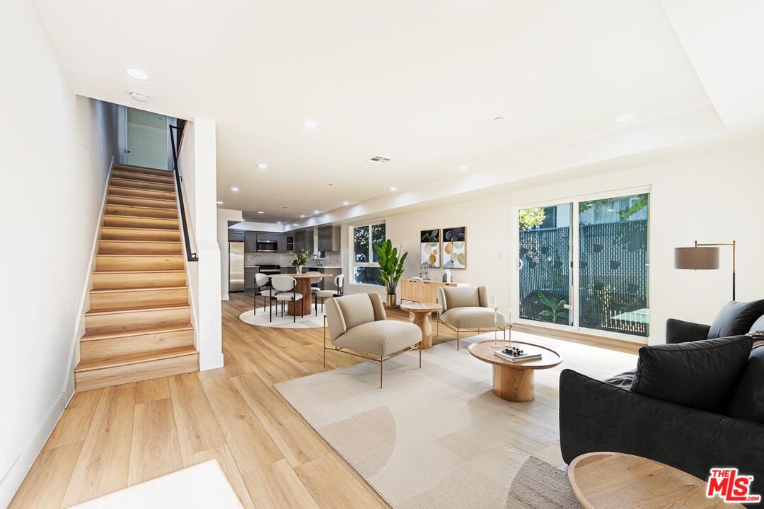 5436 Romaine St Unit: 1/2