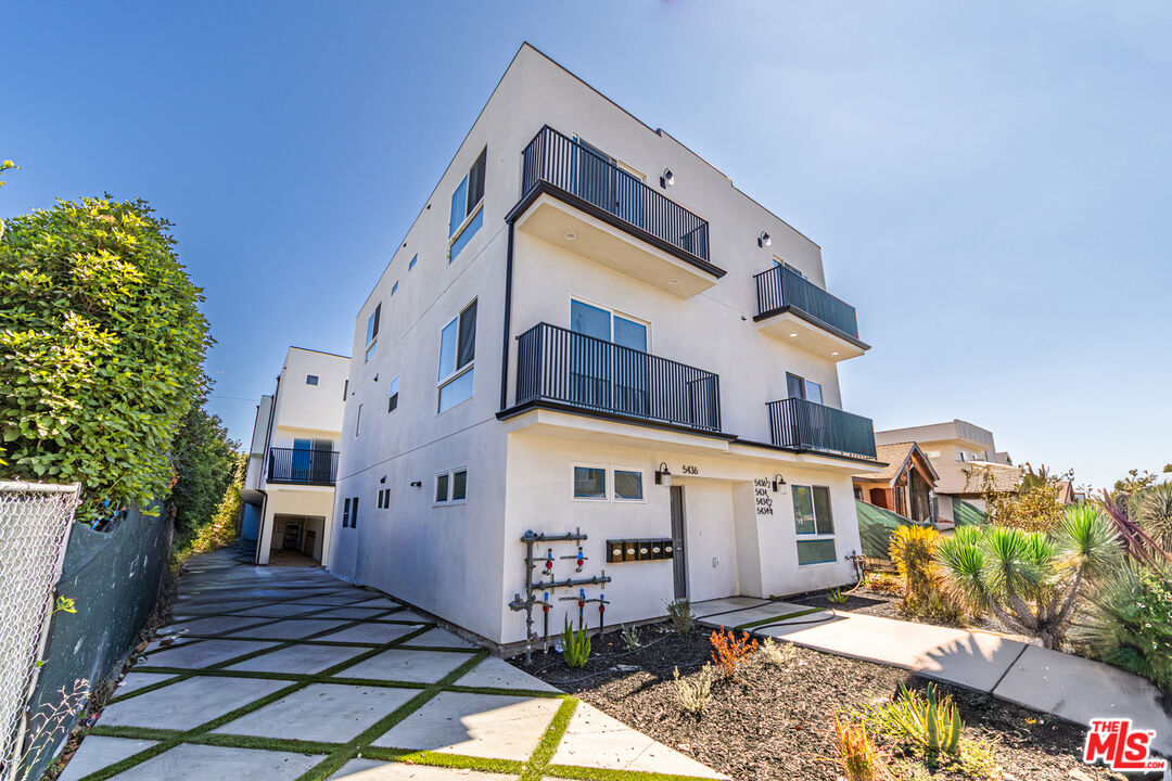 5436 Romaine St Unit: 1/2