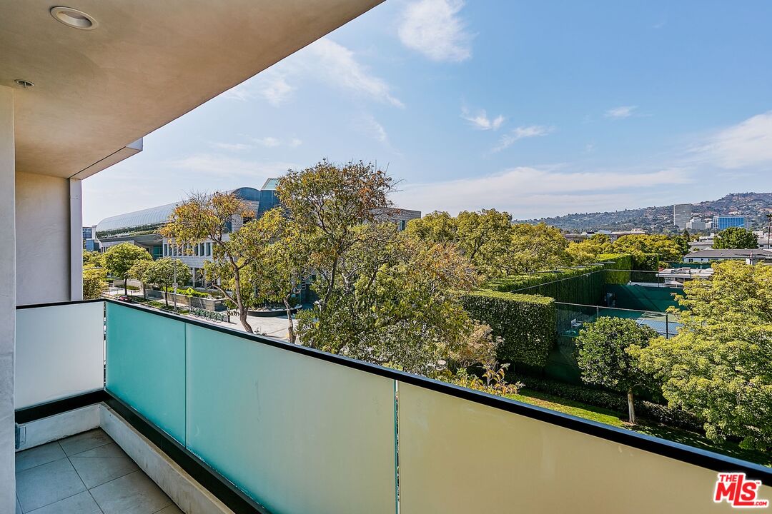 328 N Maple Dr Unit: 202