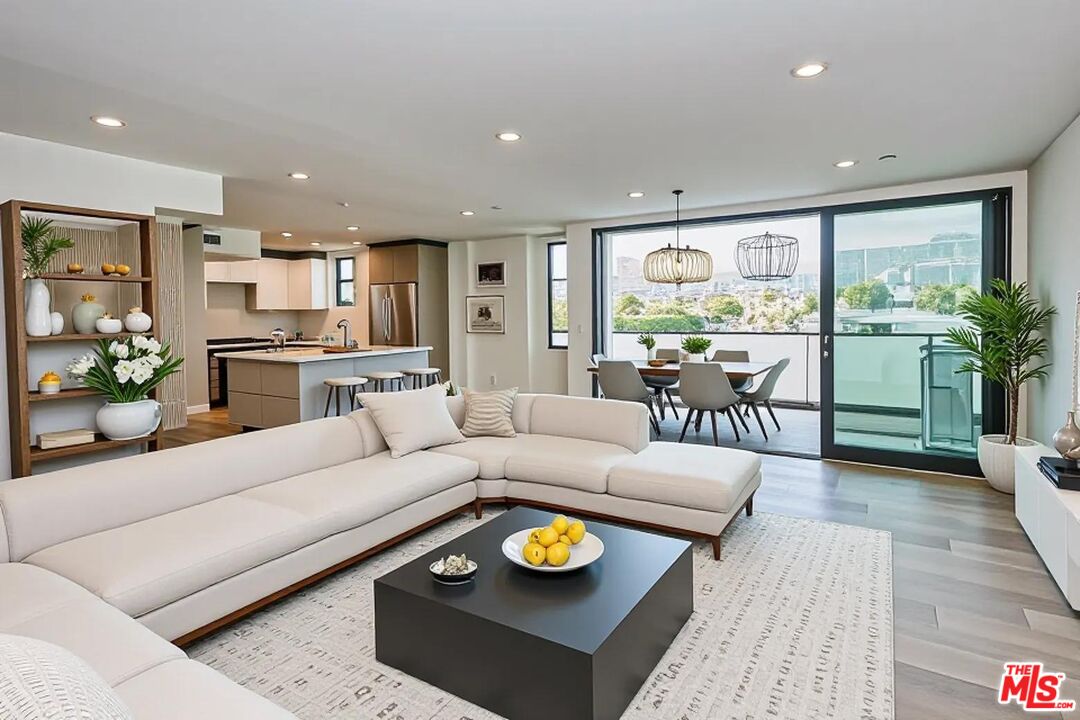 328 N Maple Dr Unit: 202