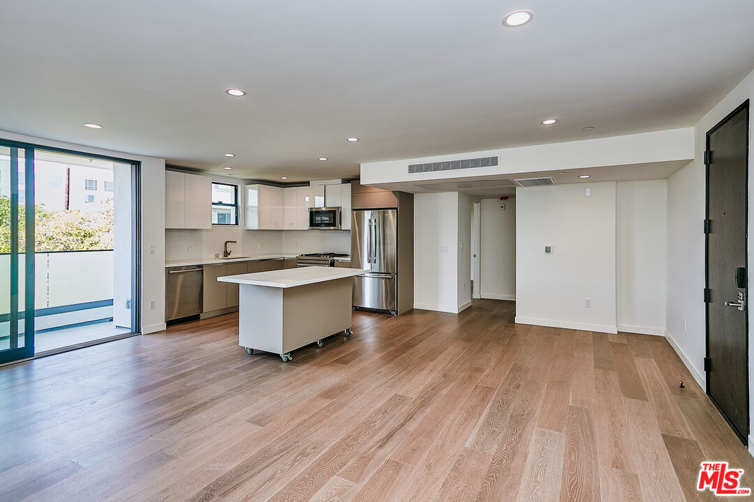 328 N Maple Dr Unit: 303