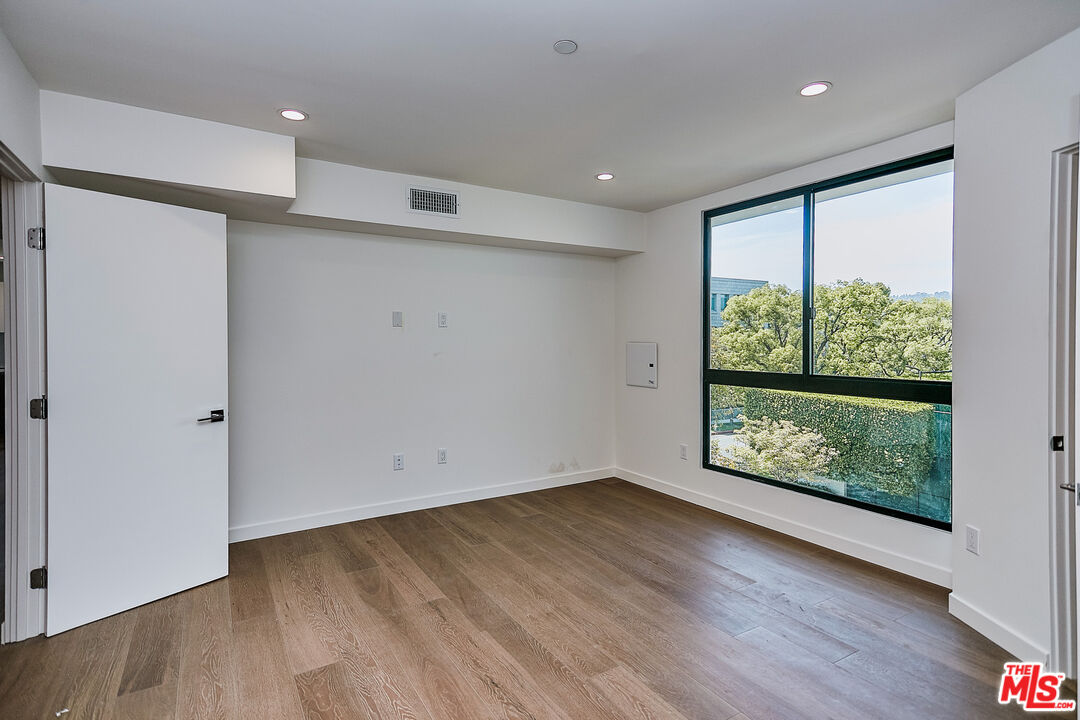 328 N Maple Dr Unit: 303