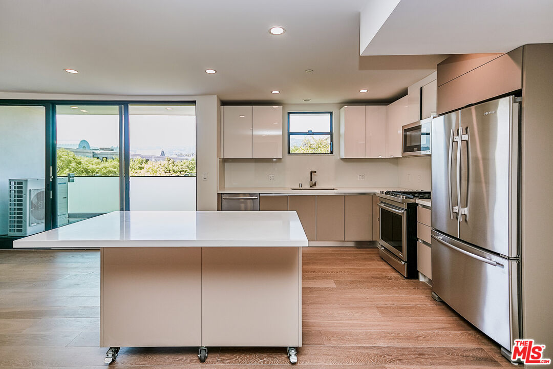 328 N Maple Dr Unit: 303