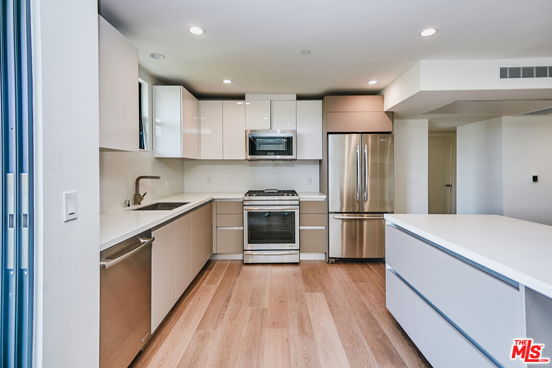 328 N Maple Dr Unit: 303