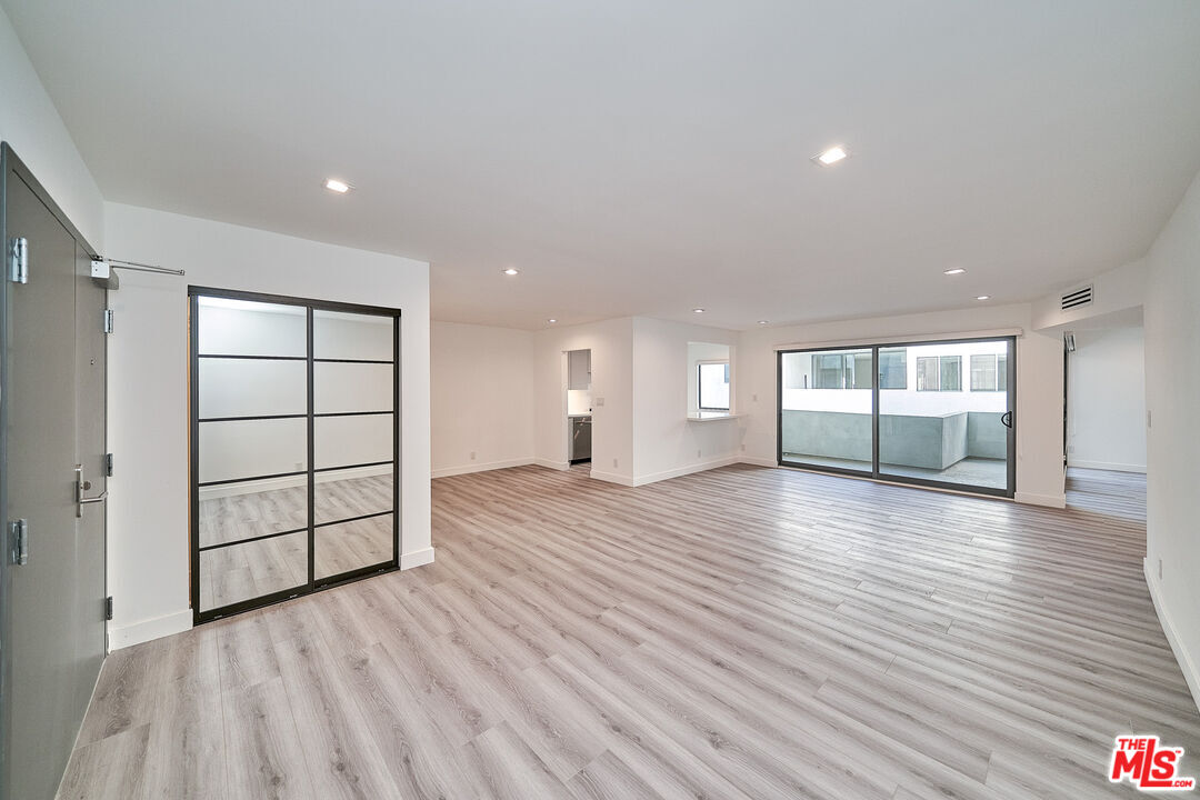 137 S Maple Dr Unit: 102