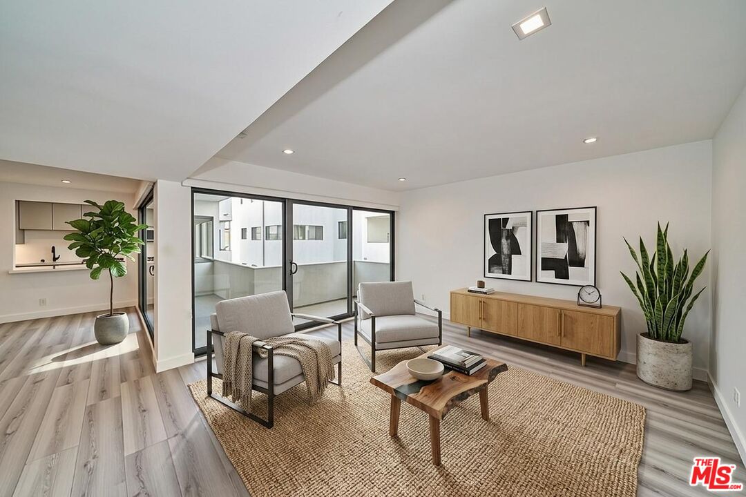 137 S Maple Dr Unit: 102