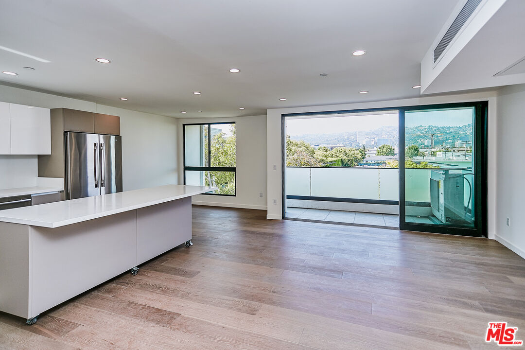 328 N Maple Dr Unit: 201