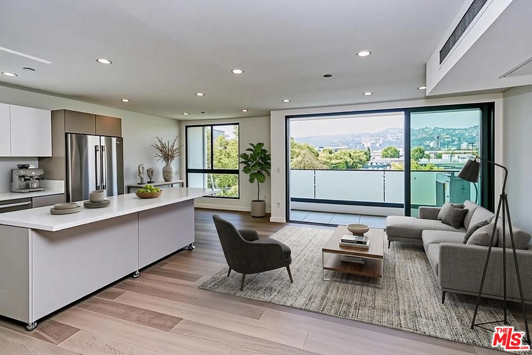 328 N Maple Dr Unit: 201