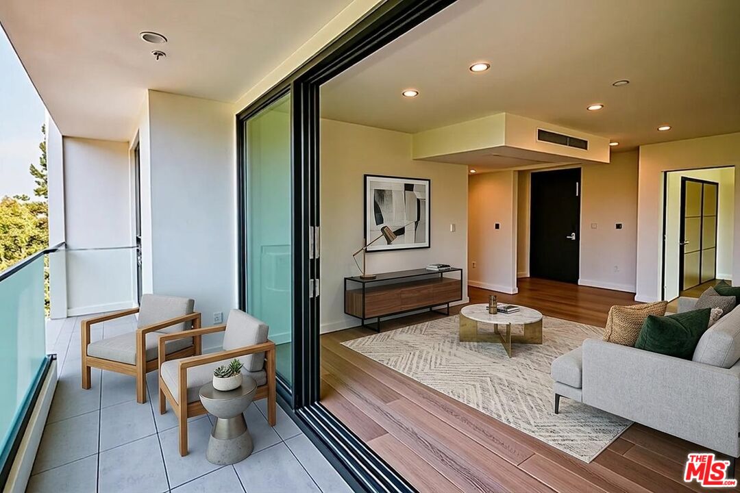 328 N Maple Dr Unit: 201